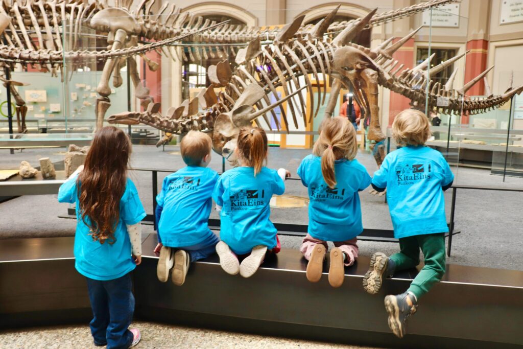 Kinder mit Dinos
